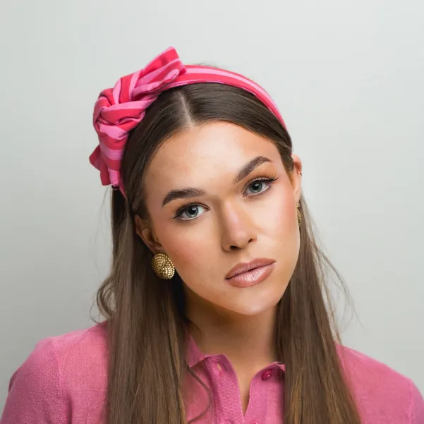 Kobieca opaska z kokardą w różowe paseczki.