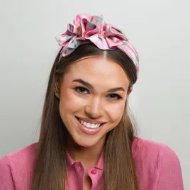 Ozdobna opaska w różowe kwiaty szyta w Polsce.