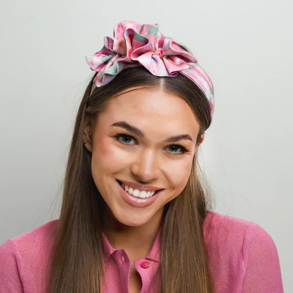 Ozdobna opaska w różowe kwiaty szyta w Polsce.