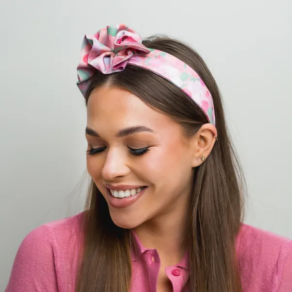 Ozdobna opaska w różowe kwiaty szyta w Polsce.