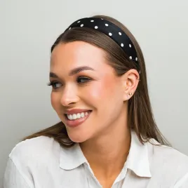 Satynowa gładka czarna opaska w białe grochy.