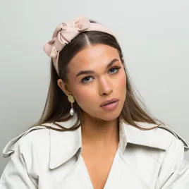 Lniana na pudrowa opaska damska z ozdobną kokardą.