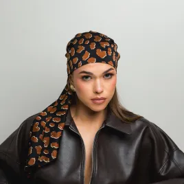 Modna chusta z wiązaniem w cętki.