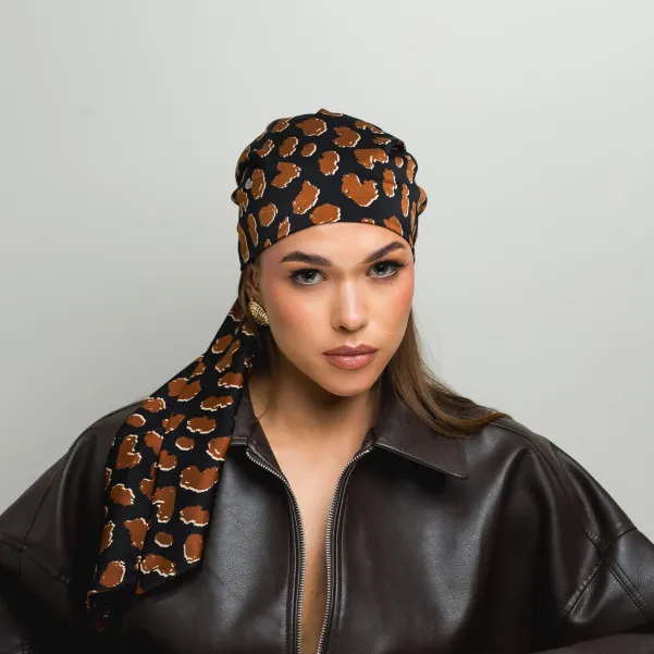 Modna chusta z wiązaniem w cętki.