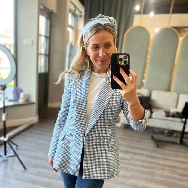 Błękitna opaska kobieca z kokardą z boku.