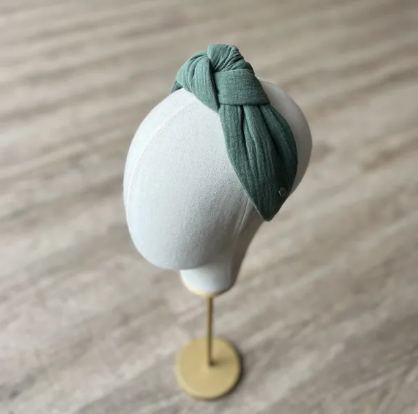 Damska szałwiowa opaska z wiązaniem.