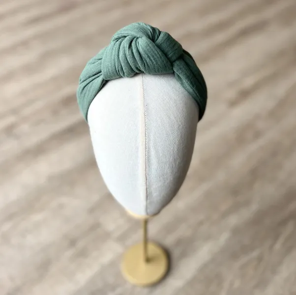 Damska szałwiowa opaska z wiązaniem.