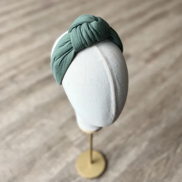 Damska szałwiowa opaska z wiązaniem.