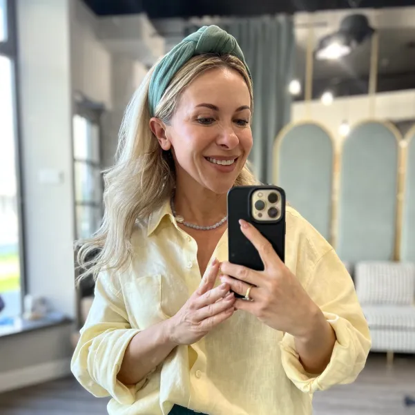 Damska szałwiowa opaska z wiązaniem.