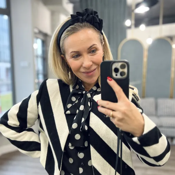 Czarna sztywna opaska handmade z ozdobą.