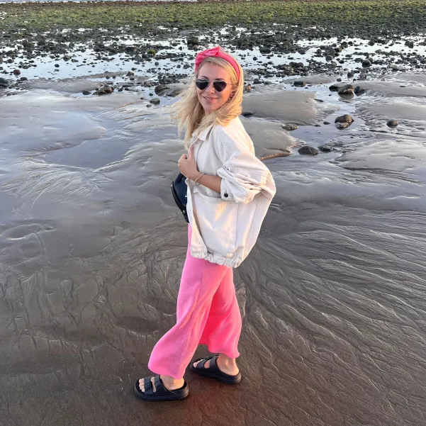 Kobieca opaska z kokardą w różowe paseczki.