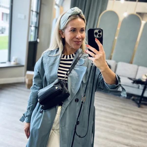 Stylowa opaska na głowę w oryginalnym szaro-miętowym kolorze.