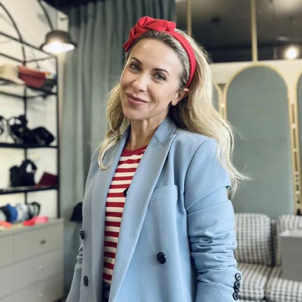 Czerwona opaska z kokardą