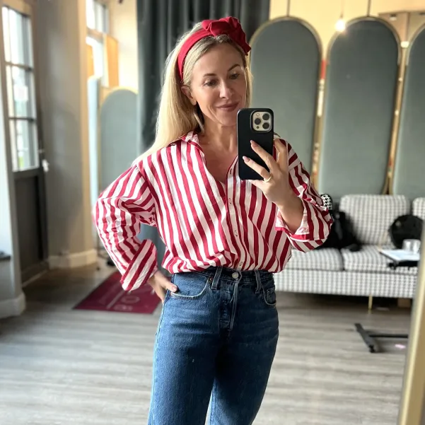 Czerwona opaska z kokardą