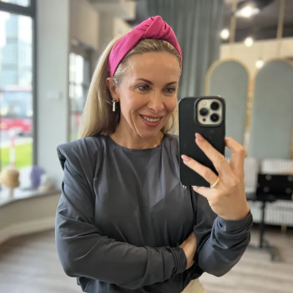 Piękna opaska z węzłem w kolorze fuksji polskiej marki. Piękna opaska z węzłem w kolorze fuksji polskiej marki.