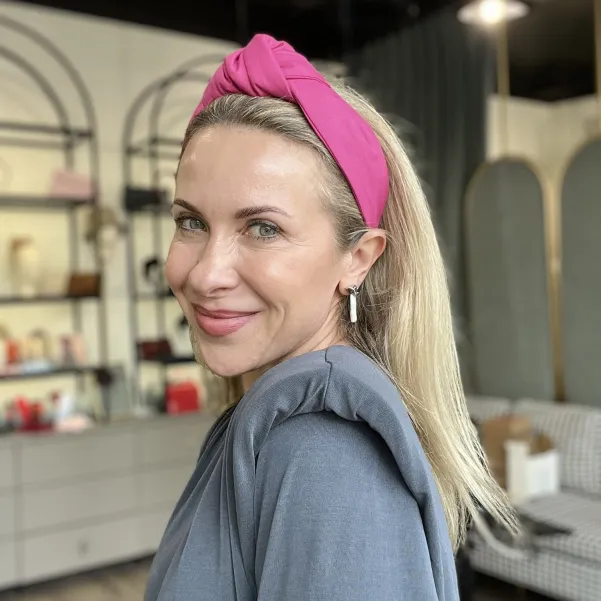 Piękna opaska z węzłem w kolorze fuksji polskiej marki. Piękna opaska z węzłem w kolorze fuksji polskiej marki.