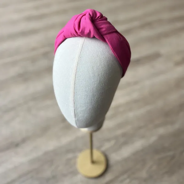 Piękna opaska z węzłem w kolorze fuksji polskiej marki. Piękna opaska z węzłem w kolorze fuksji polskiej marki.