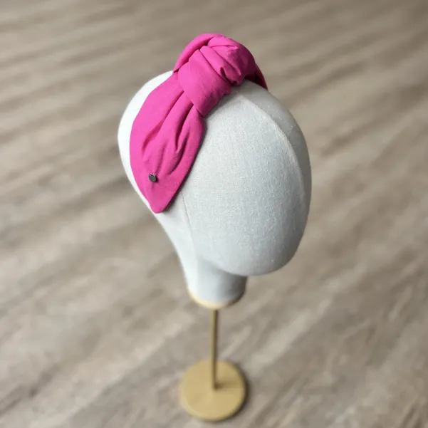 Piękna opaska z węzłem w kolorze fuksji polskiej marki. Piękna opaska z węzłem w kolorze fuksji polskiej marki.