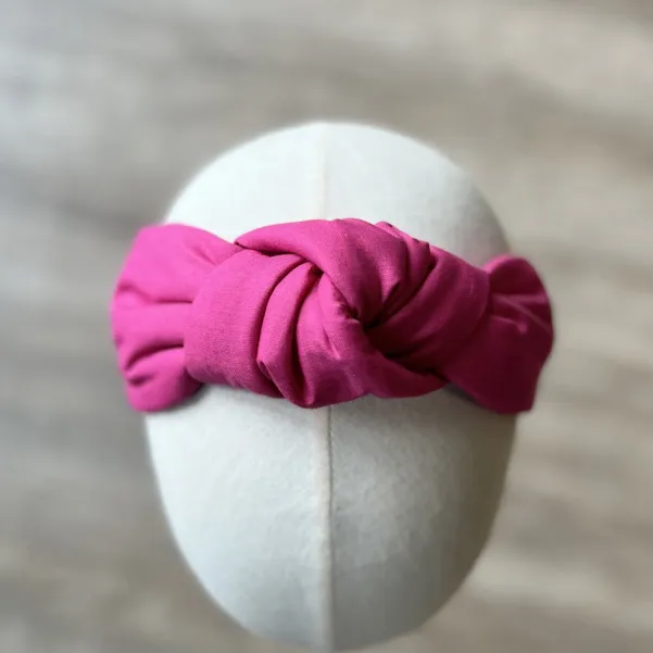 Piękna opaska z węzłem w kolorze fuksji polskiej marki. Piękna opaska z węzłem w kolorze fuksji polskiej marki.
