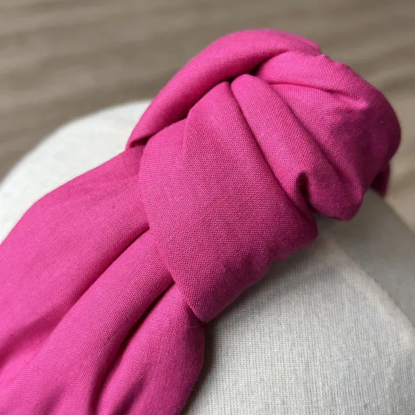 Piękna opaska z węzłem w kolorze fuksji polskiej marki. Piękna opaska z węzłem w kolorze fuksji polskiej marki.