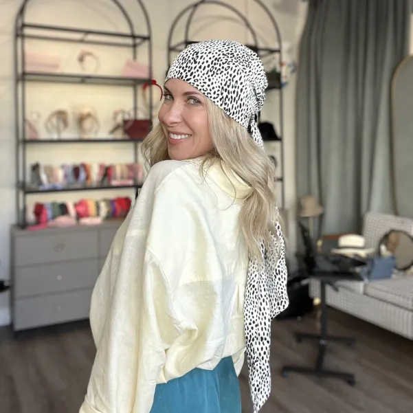 Modowa chusta satynowa dalmatyńczyk z wiązaniem.