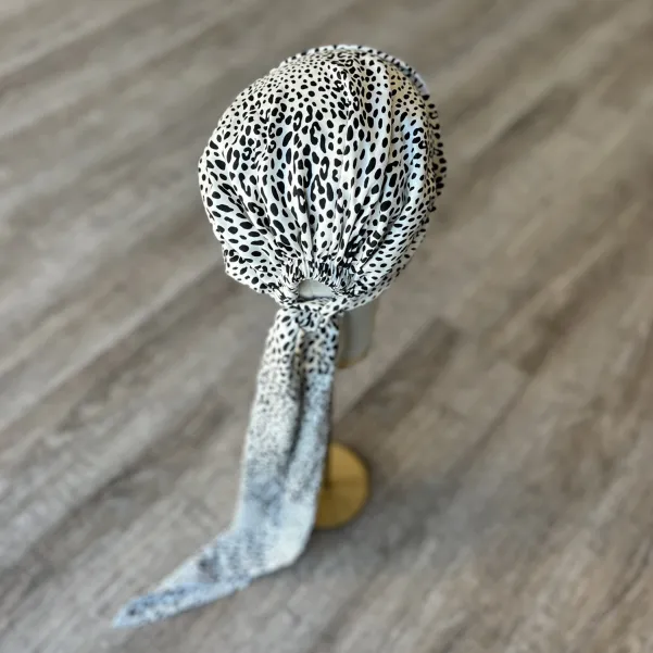 Modowa chusta satynowa dalmatyńczyk z wiązaniem.