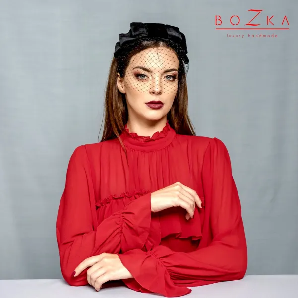 Modna aksamitna opaska do włosow.