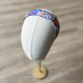 Kobieca kolorowa opaska w kwiatowy wzór.