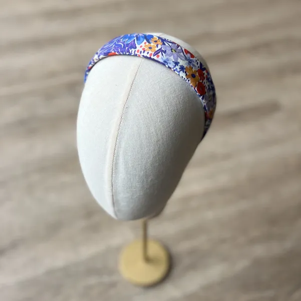 Kobieca kolorowa opaska w kwiatowy wzór.