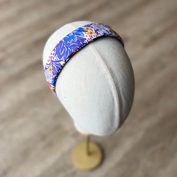 Kobieca kolorowa opaska w kwiatowy wzór.