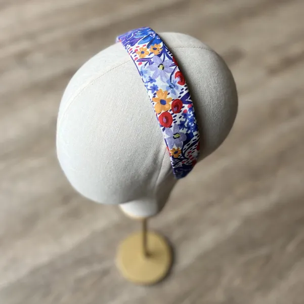 Kobieca kolorowa opaska w kwiatowy wzór.