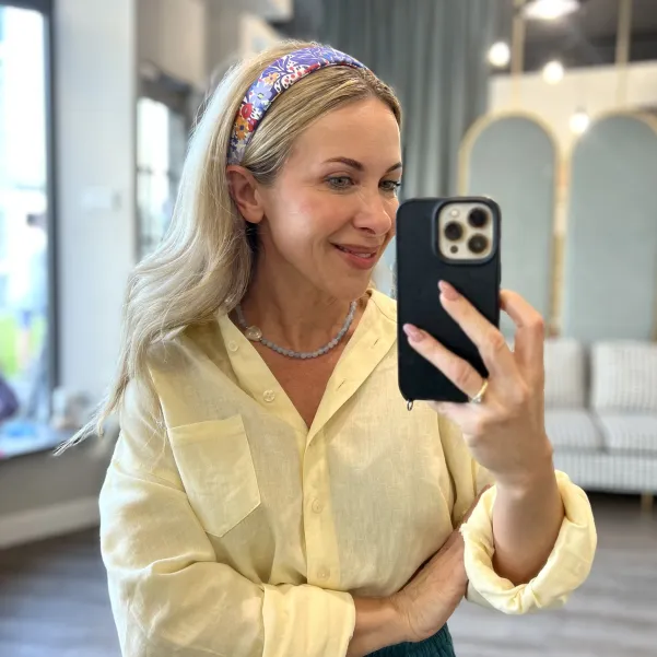 Kobieca kolorowa opaska w kwiatowy wzór.