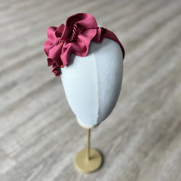 Wiśniowa lniana opaska z ozdobą i sznurkiem.