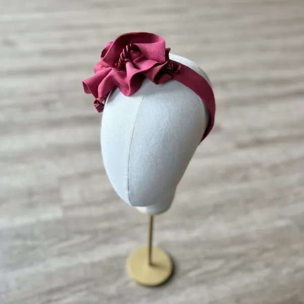 Wiśniowa lniana opaska z ozdobą i sznurkiem.