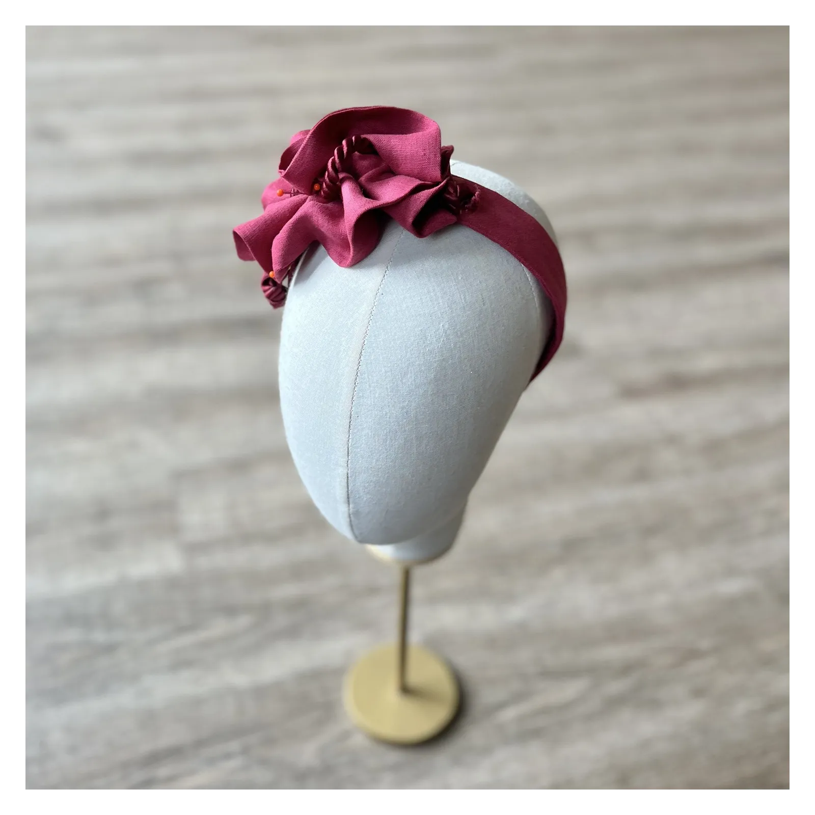 Wiśniowa lniana opaska z ozdobą i sznurkiem.