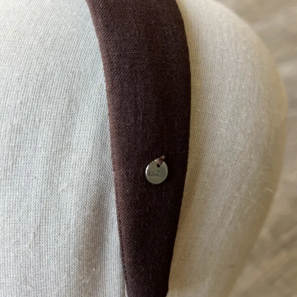 Czekoladowa minimalistyczna opaska lniana.