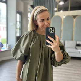 Minimalistyczna beżowa opaska z lnu.