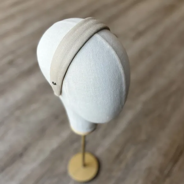 Minimalistyczna beżowa opaska z lnu.