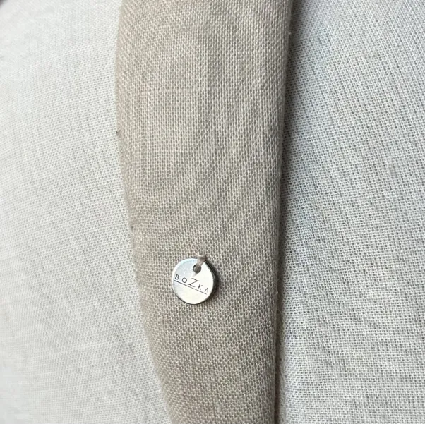 Minimalistyczna beżowa opaska z lnu.