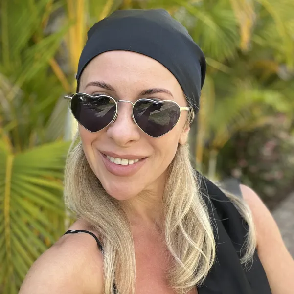 Czarna jedwabna chusta na głowę z wiązaniem.