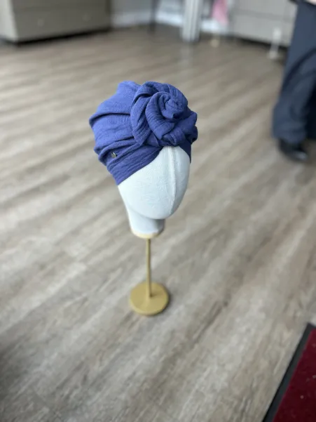 Przewiewny turban kobaltowy z różą.