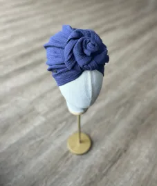 Przewiewny turban kobaltowy z różą.