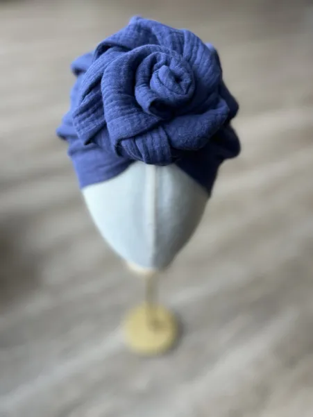 Przewiewny turban kobaltowy z różą.