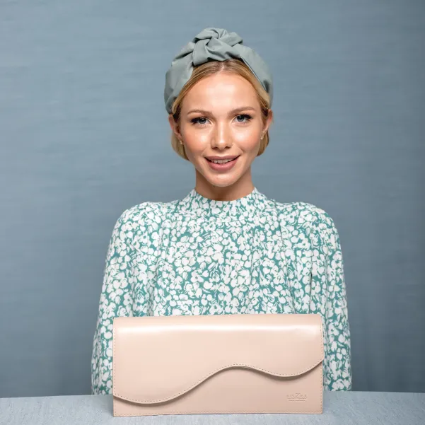 Stylowa opaska na głowę w oryginalnym szaro-miętowym kolorze.