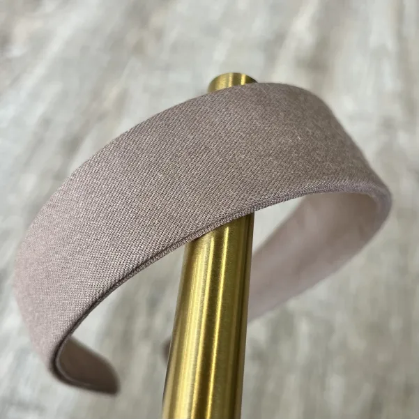 Minimalistyczna beżowa opaska.