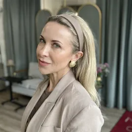 Minimalistyczna beżowa opaska.