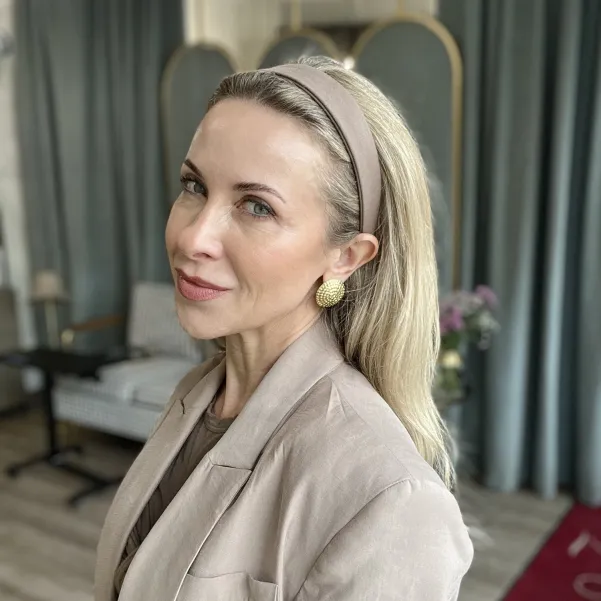 Minimalistyczna beżowa opaska.