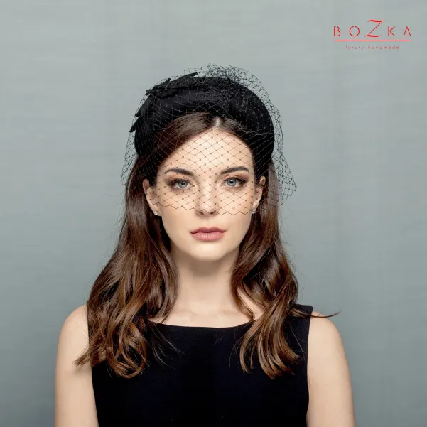 Czarna woalka z nietypową opaską.