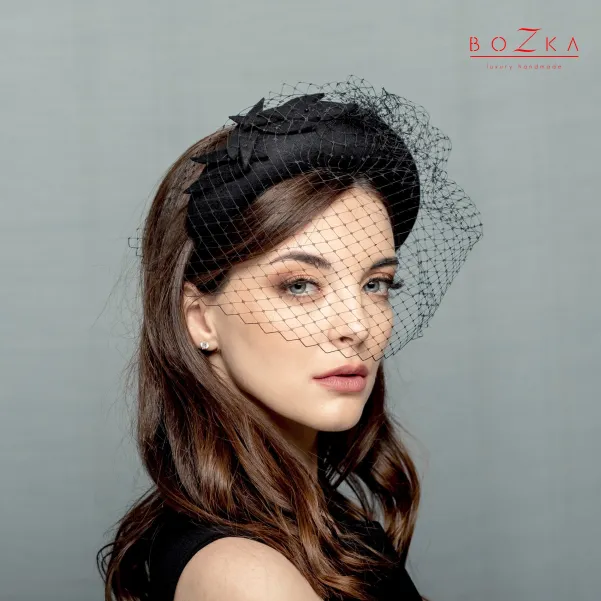 Czarna woalka z nietypową opaską.