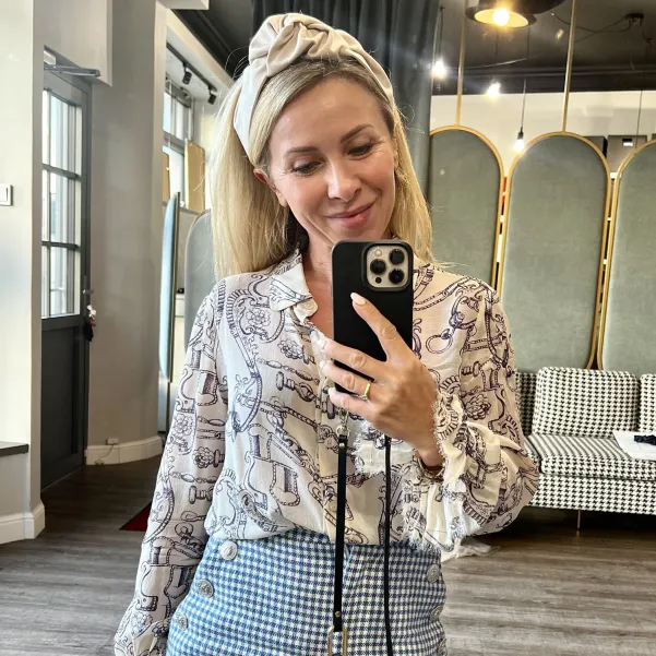 Opaska z węzłem w kolorze piasowego beżu.